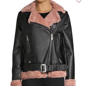 Super cute leather jacket w fur ‼️‼️